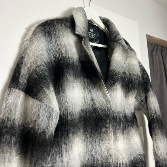 Volcom NWT fuzzy button up coat jacket size XS/S - Picture 6 of 8